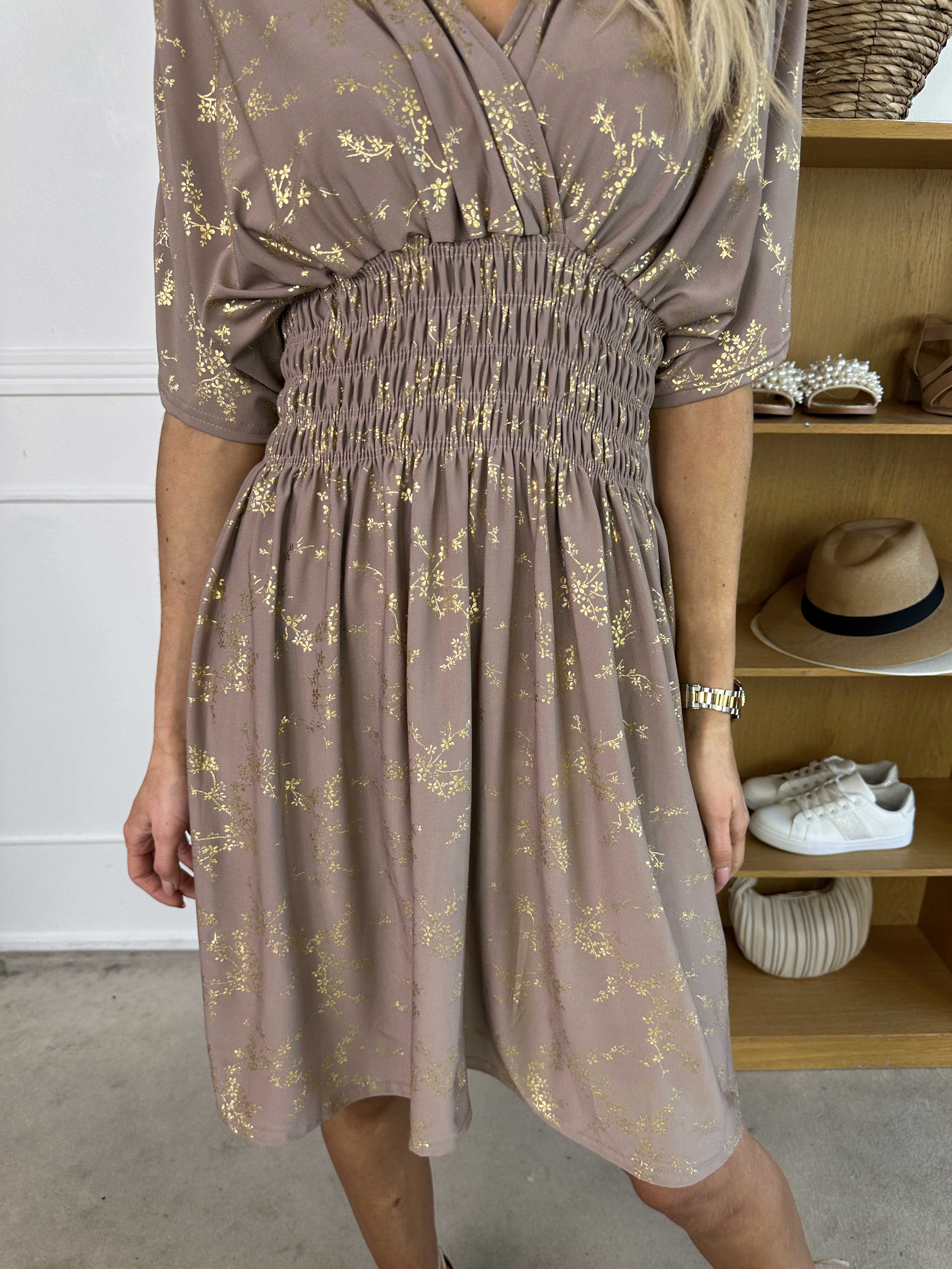 Pams Gold Short - Elastisk kjole detaljeret med guld blomster